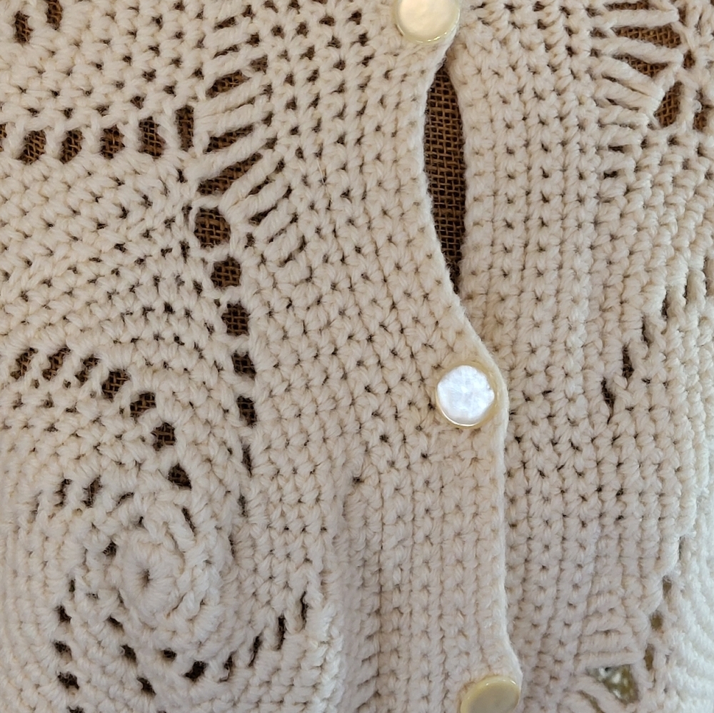 Vintage 70s Crocheted Ivory Button-up Cape With Fringe One Size - Picture 5 of 9